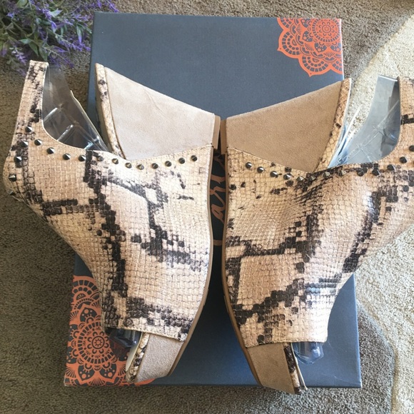 Carlos by Carlos Santana Marcia Snake Print Wedge Sandal 10 - Picture 3 of 12